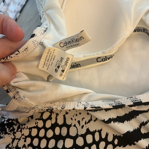 ⭐️Calvin Klein Snake Print Swimwear, Size 6, Excellent Support & Condition - Picture 3 of 10
